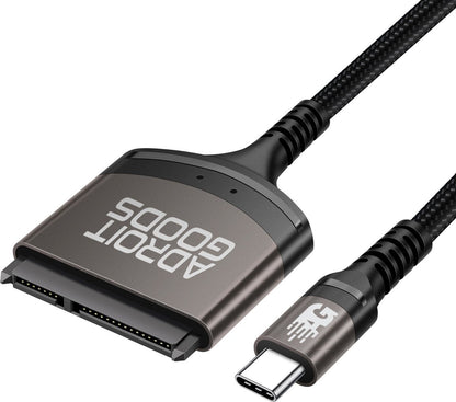 Zwarte AdroitGoods kabel met SATA-connector en USB-C aansluiting voor dataoverdracht.