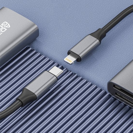 Twee verschillende oplaadkabels met metalen connectoren en een adapter op een blauwe ondergrond.