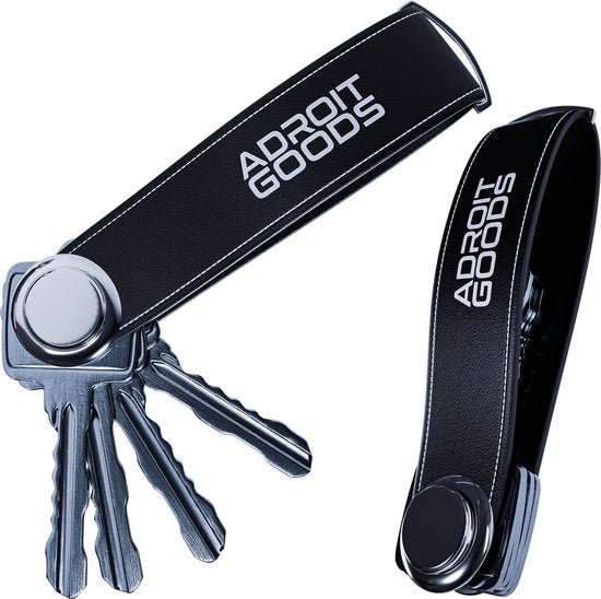 sleutelhanger met meerdere metalen sleutels en zwart leren band met witte tekst adroit goods