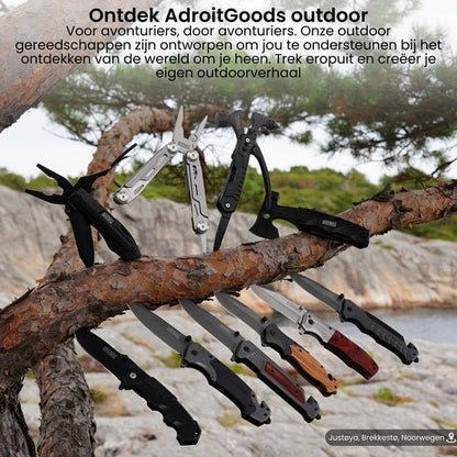 Verschillende outdoor multitools en messen hangen aan een tak in een natuurlijke omgeving
