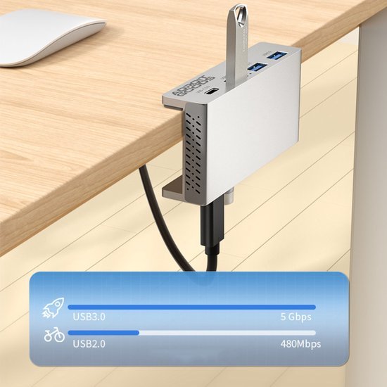 Zilverkleurige usb-hub bevestigd aan bureaublad met aangesloten flashdrive en kabels