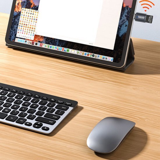 Draadloos toetsenbord en muis op houten bureau met tablet en USB-ontvanger
