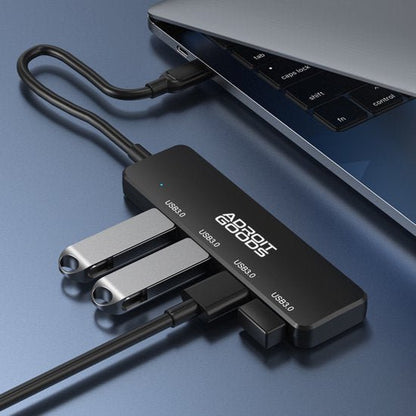 Zwart USB-hub van AdroitGoods met meerdere USB-sticks aangesloten op laptoppoort