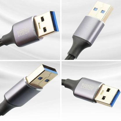 Close-up van meerdere USB-A connectoren met metalen behuizing en blauwe binnenkant