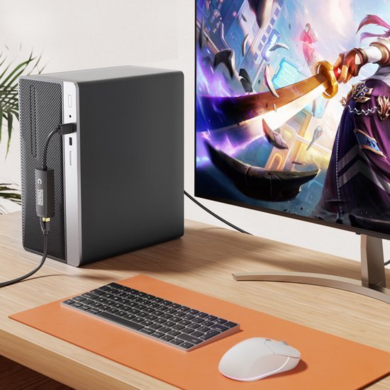 Moderne desktopcomputer aangesloten op curved monitor met toetsenbord en muis op bureau