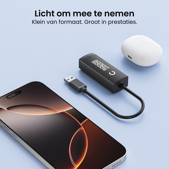 Compact zwarte adapter met USB- en USB-C aansluiting naast smartphone en oplaadcase