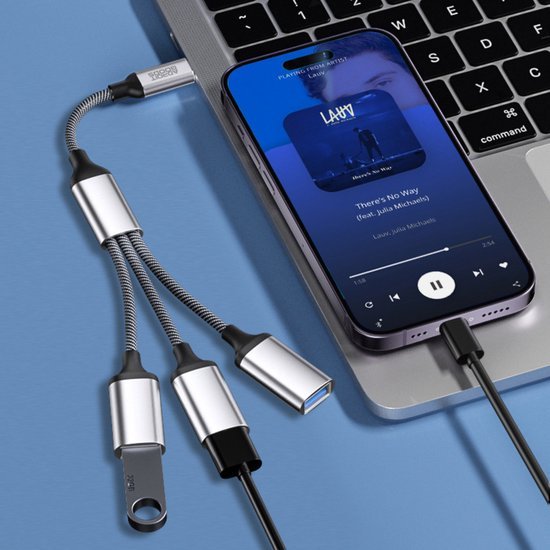 Smartphone verbonden met laptop via multifunctionele USB-adapter met drie aansluitingen