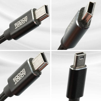 Zwarte kabel met metalen connectoren en bedrukking Adroit Goods zichtbaar in vier close-ups.