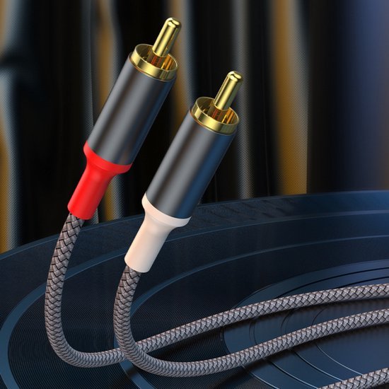 twee gecoate audiokabels met rood en wit uiteinde en gouden connectoren dichtbij achtergrond