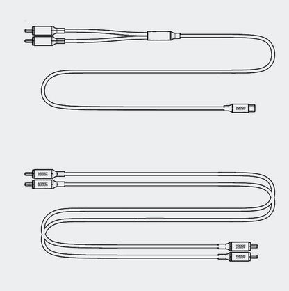 Zwarte dubbele audiokabel met twee insteekpluggen aan beide uiteinden voor geluidssignaal.
