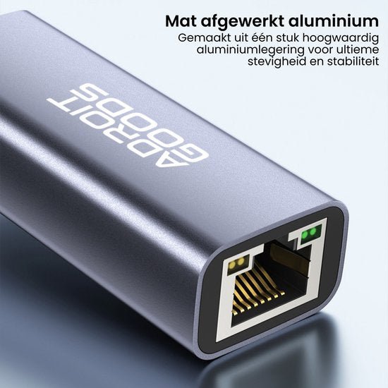 Mat afgewerkte aluminium adapter met Ethernet poort en AdroitGoods logo zichtbaar