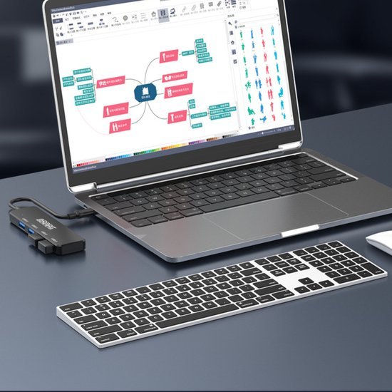 Laptop met diagram op scherm, draadloze toetsenbord en USB-hub op bureau