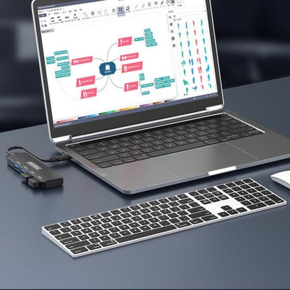 Laptop met diagram op scherm, draadloze toetsenbord en USB-hub op bureau