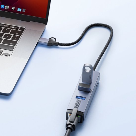 grijze usb-hub van AdroitGoods aangesloten op laptop met meerdere usb-apparaten verbonden