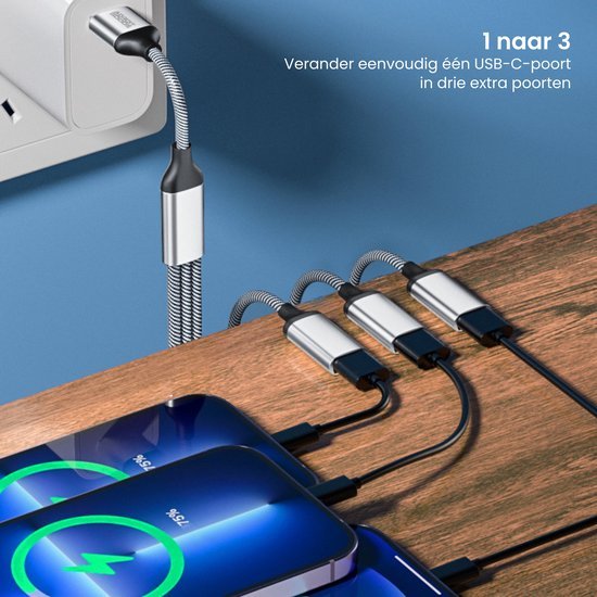 USB-C adapter met drie extra poorten aangesloten op stopcontact en telefoonoplader