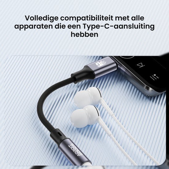Witte oordopjes aangesloten via een zwarte Type-C adapter op een smartphone