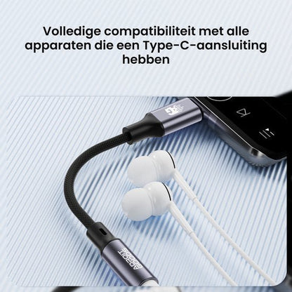 Witte oordopjes aangesloten via een zwarte Type-C adapter op een smartphone