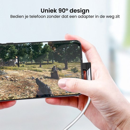 Hand houdt telefoon met aangesloten kabel in uniek 90 graden design voor gamen zonder obstructie