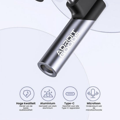 Metalen adapter met AdroitGoods logo en functies zoals hoge kwaliteit audio en microfoonondersteuning