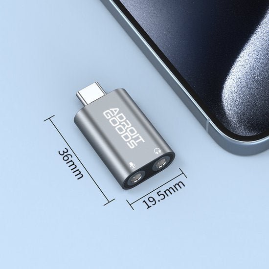 Compact grijze USB-C adapter van AdroitGoods met afmetingen van 36mm bij 19,5mm naast laptop