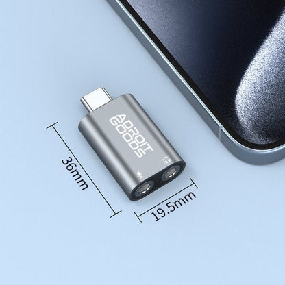 Compact grijze USB-C adapter van AdroitGoods met afmetingen van 36mm bij 19,5mm naast laptop