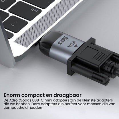 Zwarte en zilveren AdroitGoods VGA adapter aangesloten op een zilveren laptop USB-C poort