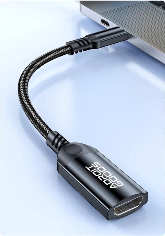 kabeladapter met gevlochten hoes aangesloten op laptop met AdroitGoods logo