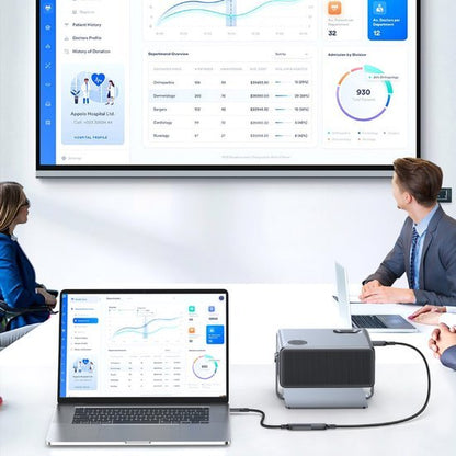 Zakelijke vergadering met grafieken en statistieken gepresenteerd via laptop en projector