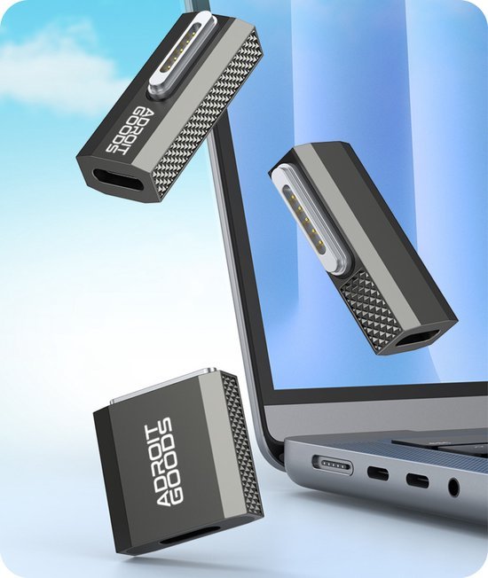 Zwarte USB-C adapter met magnetische aansluiting naast laptop met blauwe lucht op achtergrond
