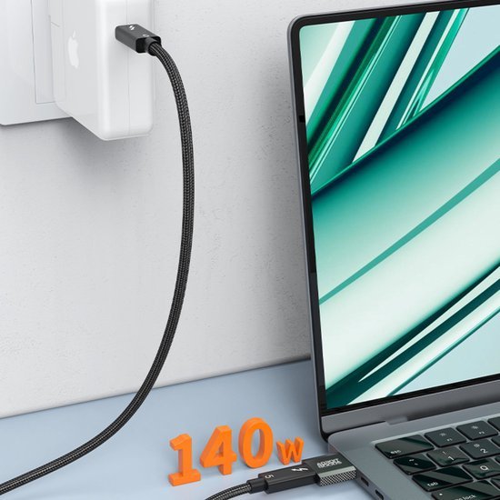 Zwarte oplaadkabel met gevlochten ontwerp aangesloten op laptop en wandadapter van 140 watt