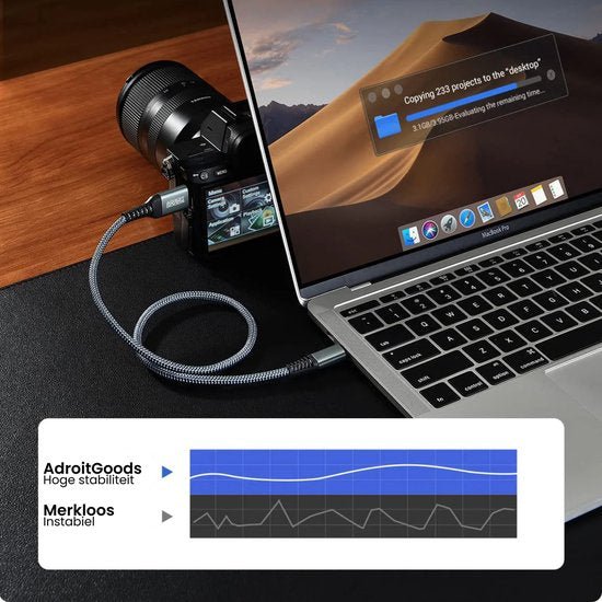 USB-C kabel verbonden met camera en laptop op houten en zwarte ondergrond met grafiek hieronder