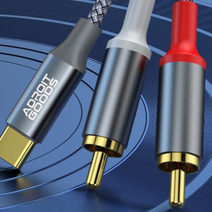 Close-up van metalen audiokabels met gouden connectoren en AdroitGoods logo in grijs en rood