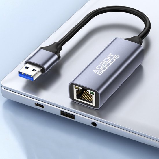 Adapterkabel met USB-connector en Ethernet-poort op een zilverkleurige laptop