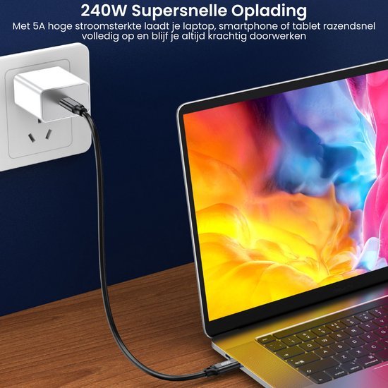 Witte oplader aangesloten op stopcontact met laptop op houten tafel en kleurrijk scherm