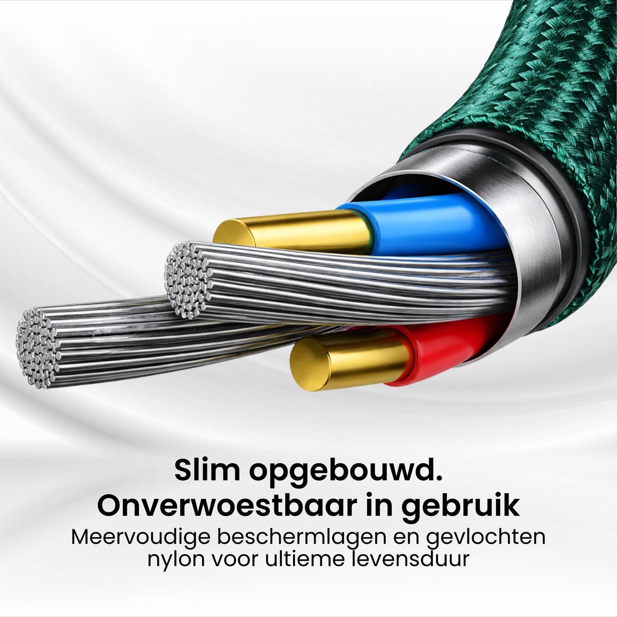 Close-up van duurzame kabel met metalen draden en gekleurde isolatie in groene mantel