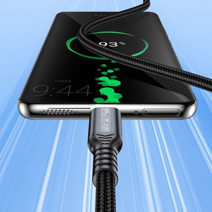 Smartphone met zwart gevlochten oplaadkabel die 93% batterij weergeeft tijdens het opladen
