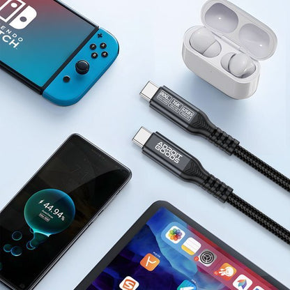Zwarte gevlochten USB-C kabel met hoge resolutie weergegeven naast diverse elektronische apparaten
