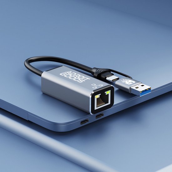 Adapter met USB en ethernet poort aangesloten op een blauw laptopoppervlak