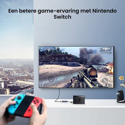Persoon speelt een schietspel op een televisie met een Nintendo Switch in een moderne woonkamer