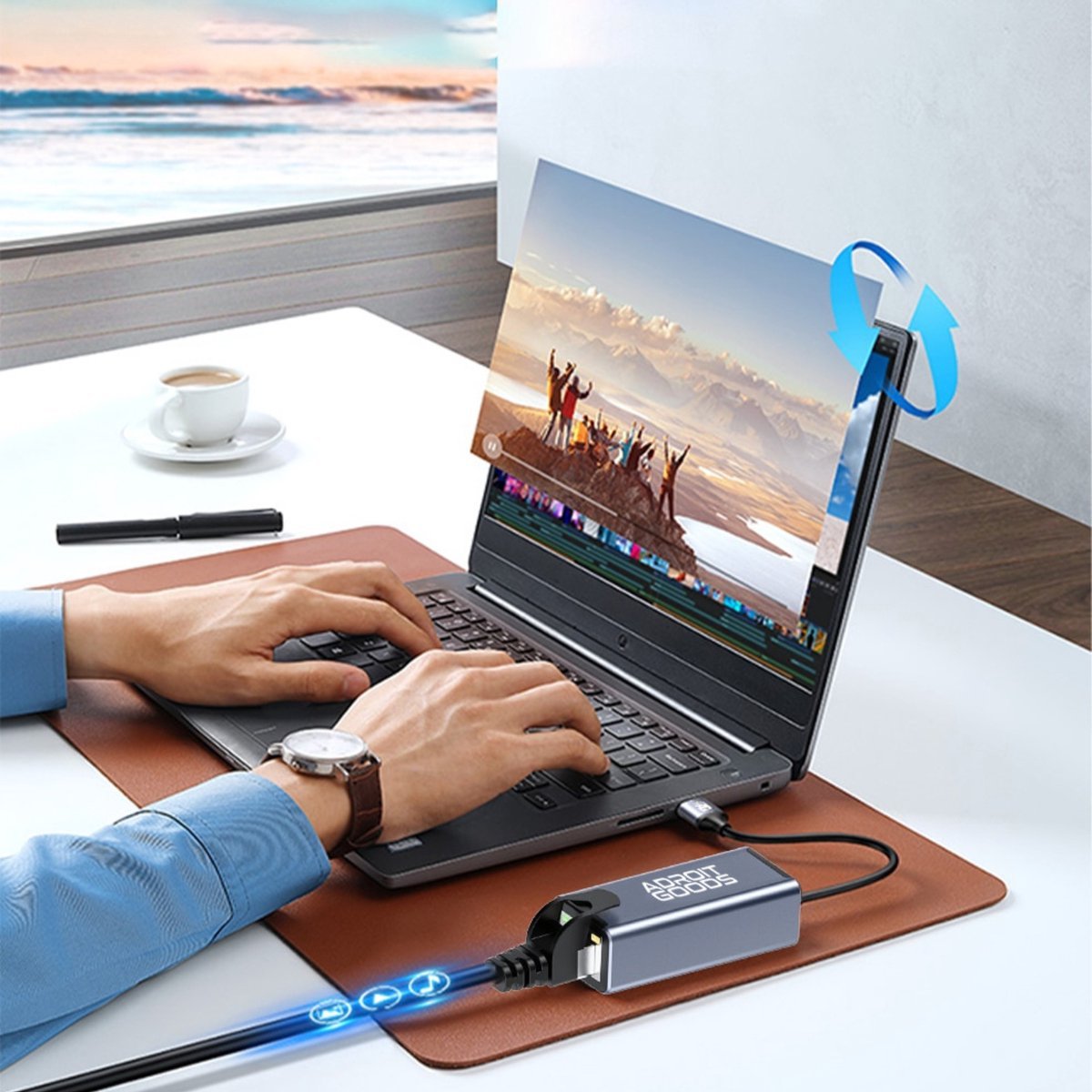 Persoon typt op laptop met een externe AdroitGoods adapter en een roterend schermfilter tegen inkijk.