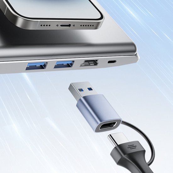 USB-C kabel en adapter klaar om in te pluggen in een laptop voor gegevensoverdracht of opladen