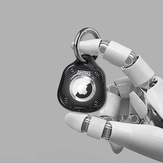 robotachtige hand houdt een zwarte carbonsleutelhouder met een rond metalen Apple-achtig logo vast