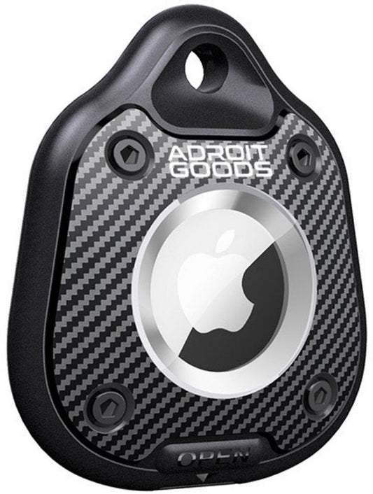 Zwarte carbon look beschermhoes met ronde inzetstuk en metalen schroeven zichtbaar