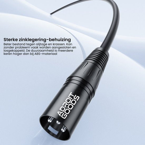 Zwarte kabel met metalen connector en witte Adroit Goods tekst op lichte achtergrond