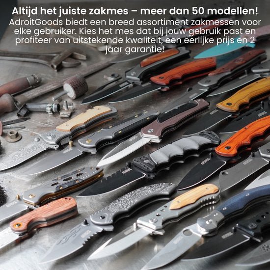 Diverse collectie zakmessen met verschillende handvatten en lemmetstijlen in een overzichtelijke opstelling.